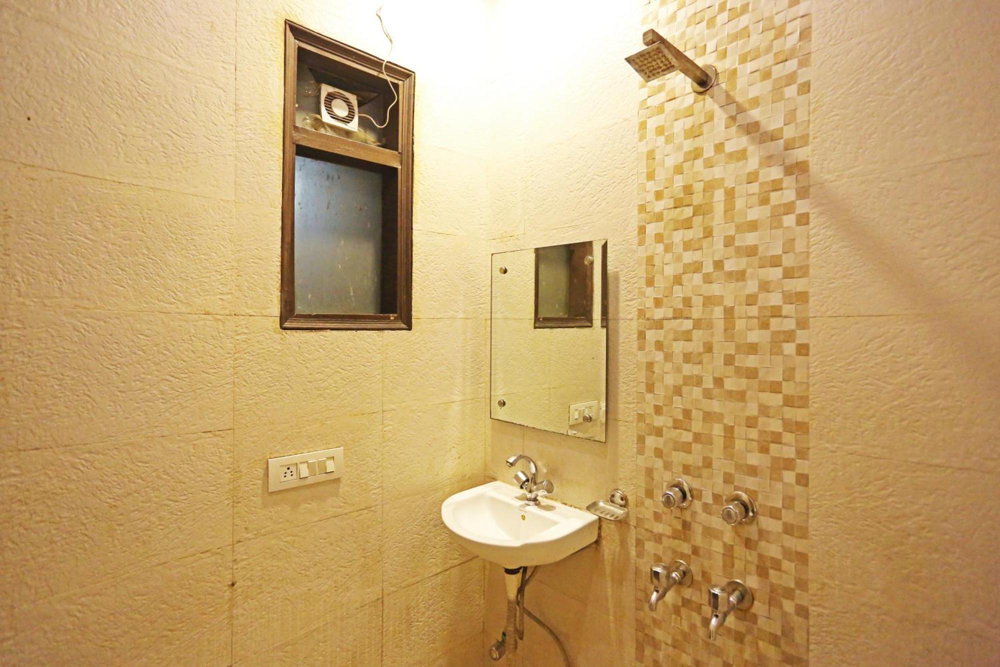 Hotel Broadway, Near Delhi Airport, 3*