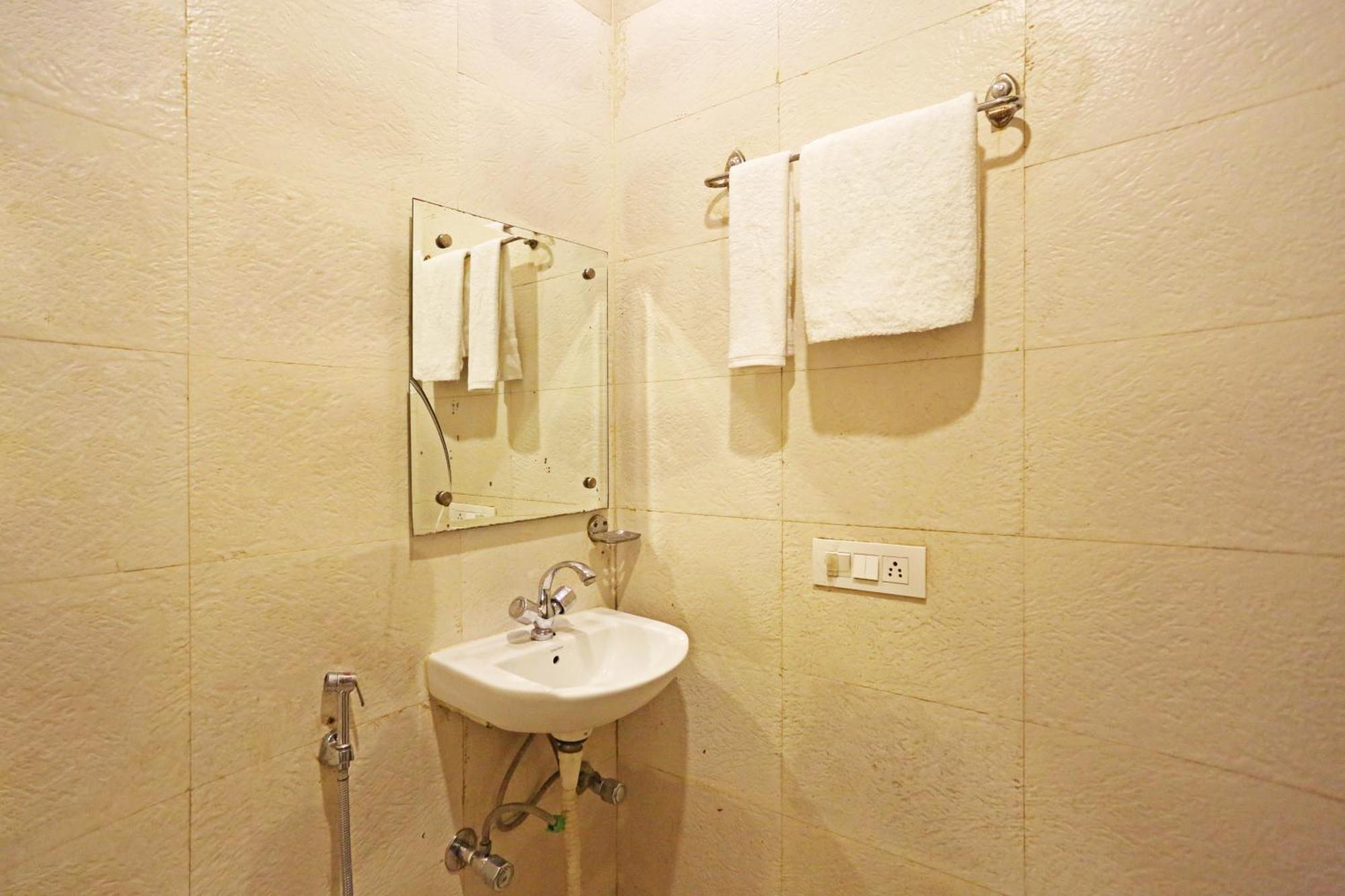 Broadway, Near Delhi Airport, Hotel 3*